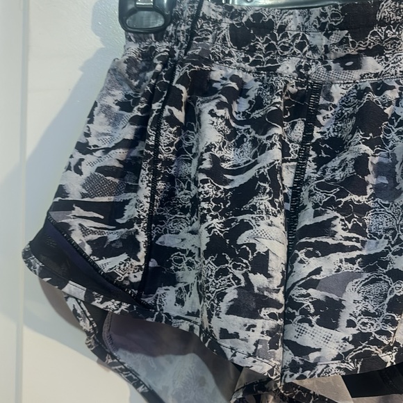 Lululemon hotty hots size 8, 2.5 inch - Picture 2 of 3